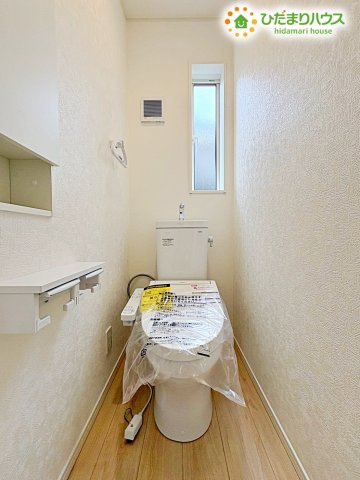 2階にもトイレがあるので、朝の忙しい時間帯や、夜中にトイレに起きた時も階段を上り下りせずに済んで、とっても便利！小窓付きで明るく、換気もしやすいので、いつも清潔に保てますね。