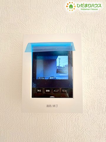 訪問者の顔を室内から確認できる、便利なTVモニター付きインターホンを完備!お子様のお留守番時や、夜間の来客時も安心して対応でき、家族の安全をしっかり見守ります。