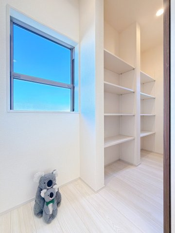 キッチン後ろ側には広々パントリー！　冷凍庫を置けるスペースもあります。食品のストックや日用品などたっぷり収納できます。