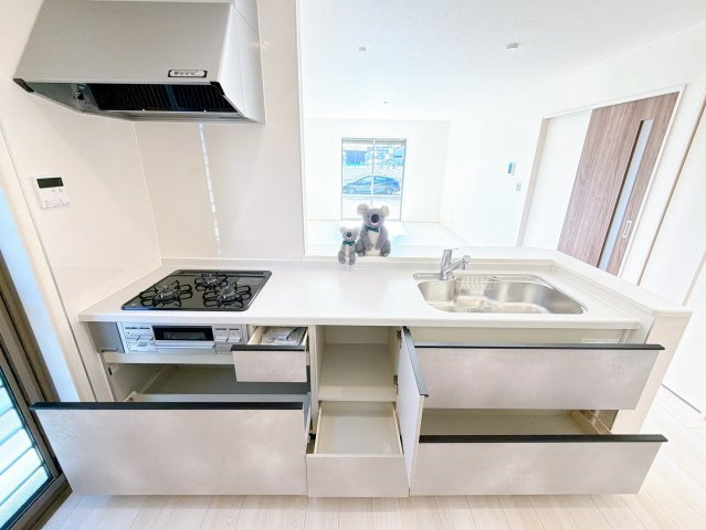 忙しい毎日にうれしい、広々としたシステムキッチン。　収納たっぷりで調理器具も調味料もまとめて収納できます。