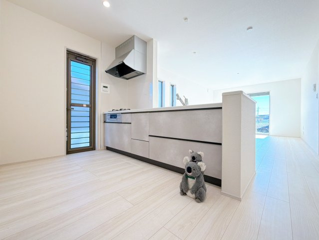 対面式キッチンは家族との距離もぐっと近く感じられます。　お料理の間でも、目を見ながらコミュニケーションを楽むことも可能。キッチン前にテーブルを並べればお子様の宿題も見守ることができます。