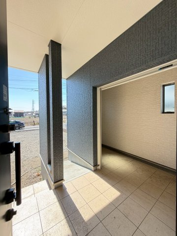 玄関前物置　スロープがあるので自転車やベビーカーの収納にも◎