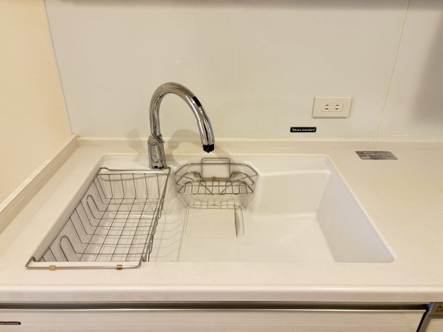 キッチンには便利なタッチレス水栓を採用。手が汚れていても水栓に触れることなく吐水・止水ができ衛生的で快適にお使いいただけます。生肉や魚を扱った後も汚しにくく、日々のお手入れ負担の軽減にもつながります。