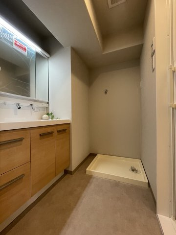 【洗面脱衣室】あたたかみのある木目カラーが可愛いです。