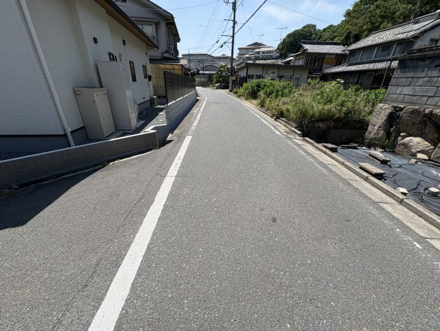 北側は福山市道に面し、西側は位置指定道路の私道に接道しています。角地のような立地で見通しも良く、車の出入りもスムーズ。周辺は落ち着いた住宅街で交通量も少なく、小さなお子様がいるご家庭でも安心です。