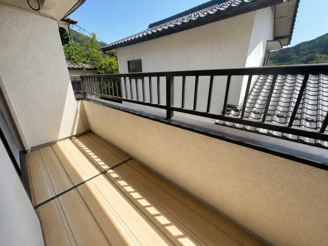 奥行きのあるバルコニーは、洗濯物をゆったり干せる使い勝手の良い空間です。陽当たりも良好で、毎日のお洗濯も快適。手すり部分から自然光が差し込み、明るく開放感のあるバルコニースペースとなっています。