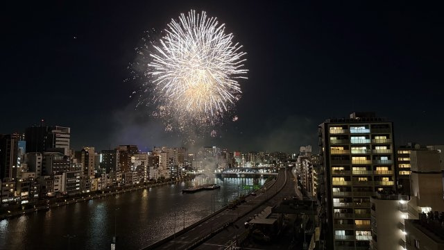 夏の風物詩、隅田川花火大会をこのパノラマビューの特等席で楽しめるのもこの立地と高さのお部屋だけの特権です。