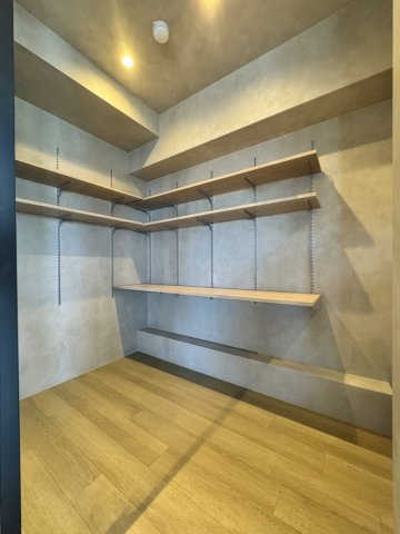 キッチン横には大型のパントリーを備えており、こちらを新たなワークスペースとしてお使いになれます。※一部家具を画像処理で消しております。