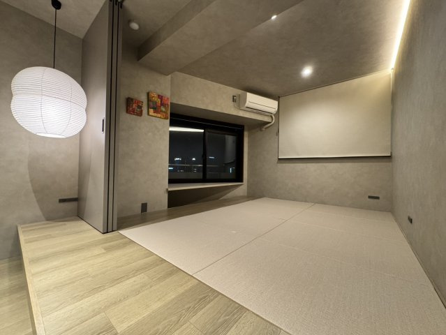 昼と夜で印象がガラリと変わるこちらのお部屋、隅田川の花火が間近で眺める事が出来るのも魅力のひとつです。