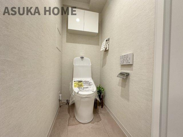 温水洗浄便座のトイレ設備です！トイレ上部にはあると便利な吊戸棚を設置！