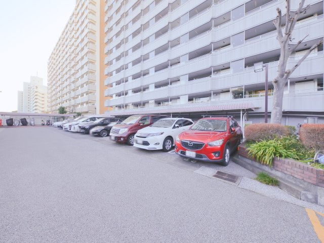 ■【Common　area　-　Parking　lot】こちらは駐車場になります。