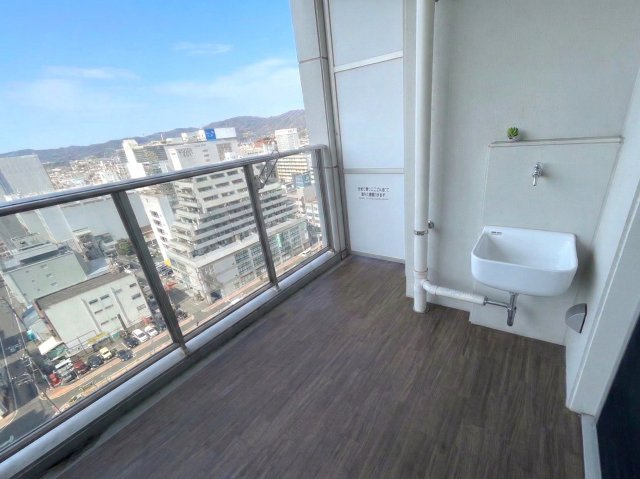 広さにゆとりのあるバルコニーは、洗濯物干しだけでなく多目的に活用可能です。スロップシンクも備えられており、掃除やガーデニングなどにも便利です。日常にゆとりをもたらしてくれる魅力的な空間です。