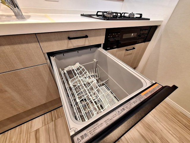 毎日の食器洗いから解放されるビルトイン食洗機を完備。食後の片付け時間をぐっと短縮し、家族や自分のためのゆとりある時間を生み出します。手荒れの心配も軽減する嬉しい設備です。