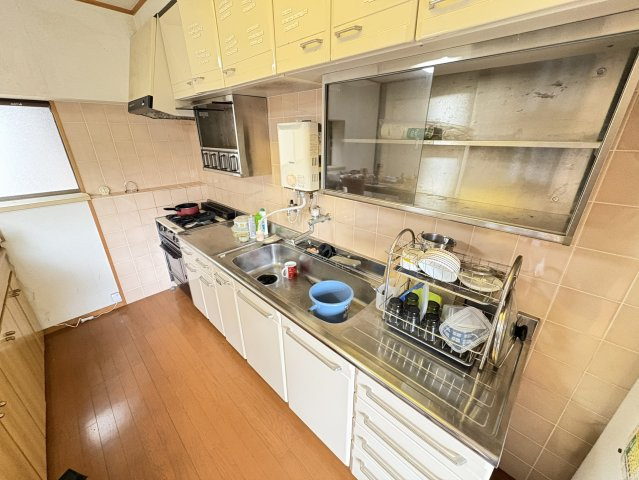 作業スペースが広く確保されたキッチンは、調理や片付けがしやすい実用的な造りとなっています。収納も上下にしっかり設けられており、調理器具や食器類を整理しやすく、使い勝手の良さが魅力です。