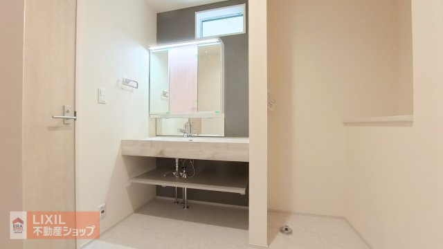 【洗髪洗面化粧台】現地完成写真。ご家族分もたっぷり収納できます！