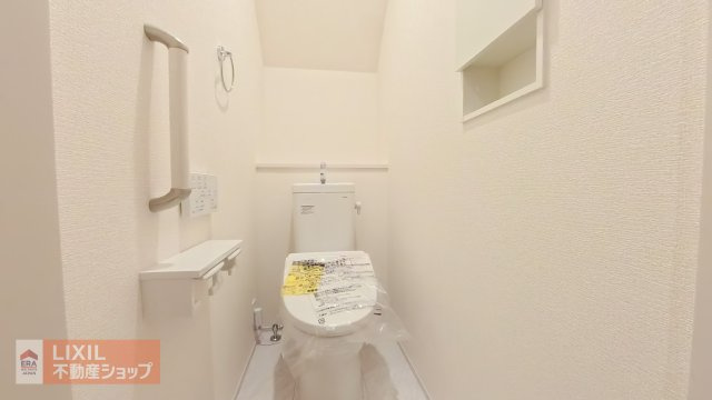 【トイレ】現地完成写真。温水洗浄暖房便座付き。