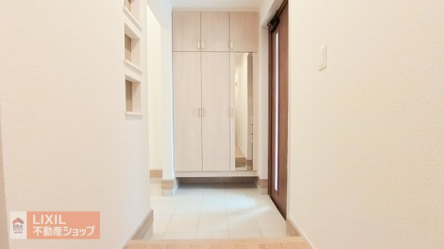 【玄関】現地完成写真。ゆったりと明るい玄関がご家族や来客をお出迎え。