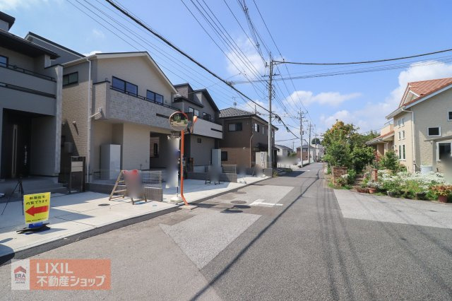 【前面道路】現地完成写真。道幅や駐車など、ご確認ください。