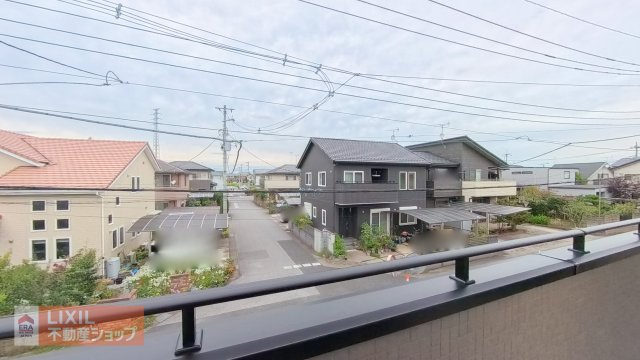 【建物からの眺望】現地完成写真。バルコニーからの景色。十分な間隔が確保されております。