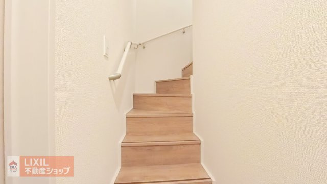 【内装】現地完成写真。階段は手すりもあり妊婦さんからお子様や高齢者も安心です。