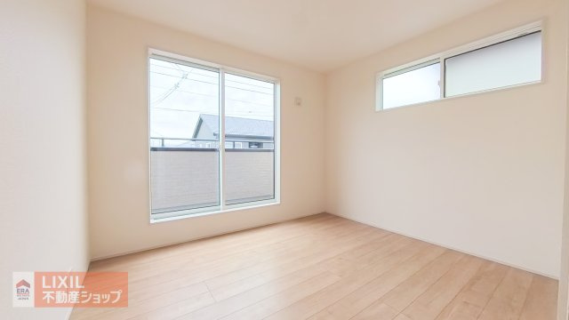 【寝室】現地完成写真。明るい採光の入る主寝室です。