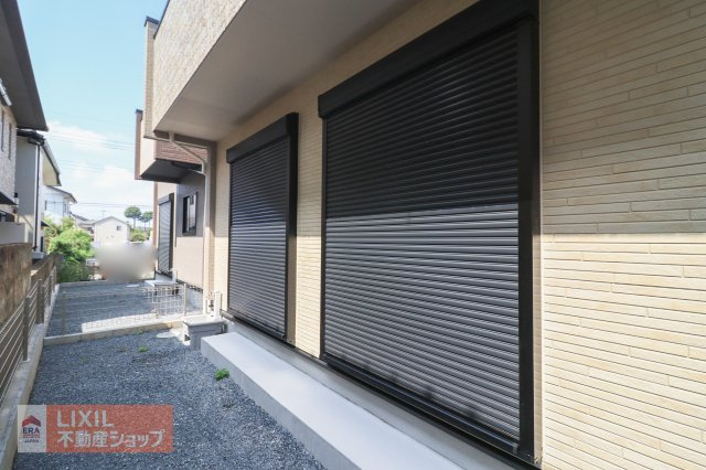 【防犯設備】現地完成写真。1階リビングには雨風の強い日にも役立つ防犯シャッターがついています。