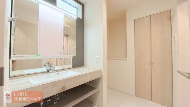 【脱衣所】現地完成写真。洗面脱衣所はゆったりとしたスペースで使いやすいです。
