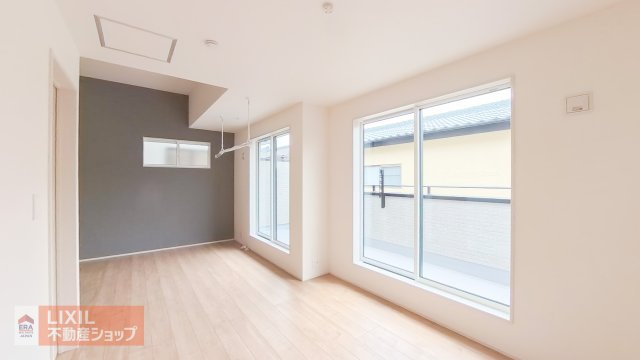 【洋室】現地完成写真。陽当たりや通風が心地よい洋室♪