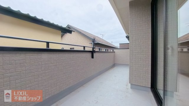 【バルコニー】現地完成写真。広々バルコニーでお布団や洗濯物がたくさん干せます♪