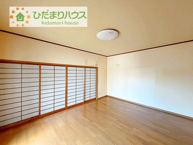10帖の広々とした寝室！南側に面しているので日当たり良好です♪