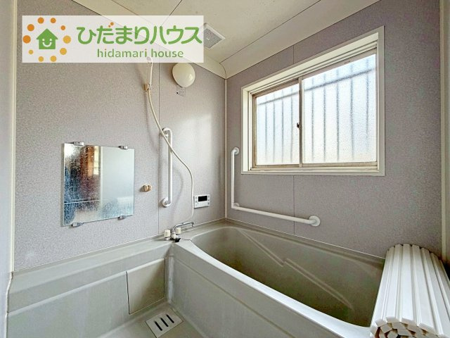 手すりも付いている1坪バス！足を伸ばして寛げます♪