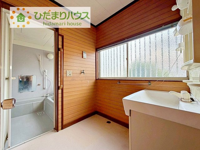 木のぬくもりを感じる広々とした脱衣所！