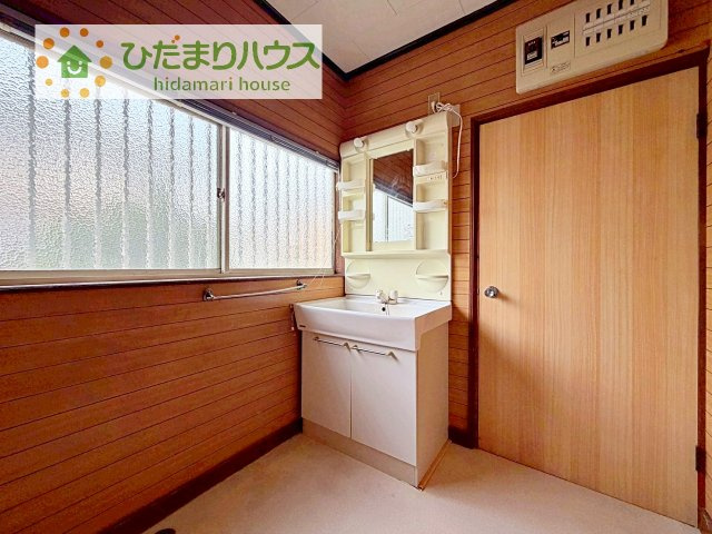 シンプルで使い勝手の良い洗面台！窓からも明るい光が差し込みます(^^)/