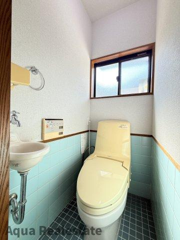 落ち着いた色調のトイレです