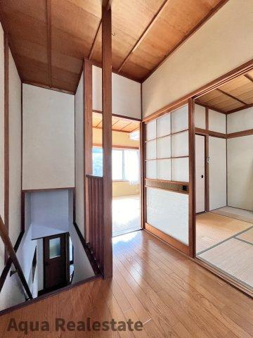 内装は落ち着いています