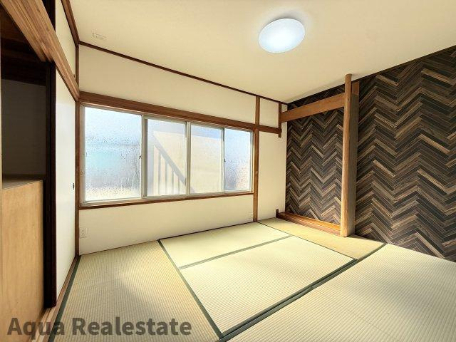 落ち着いた色調の寝室です