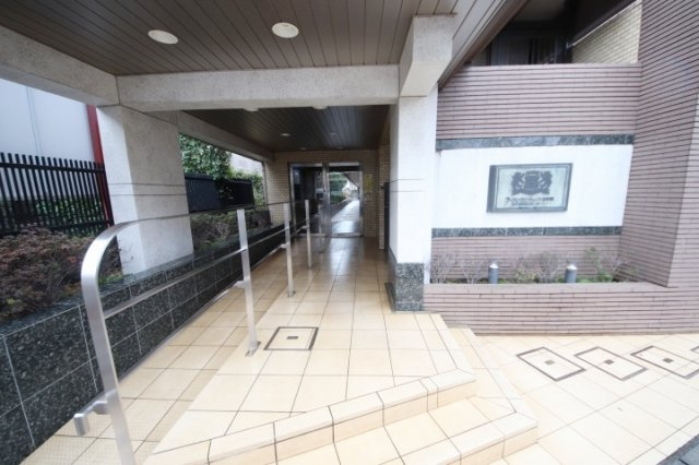 隅々まで手入れの行き届いた清潔感あふれるエントランス前です