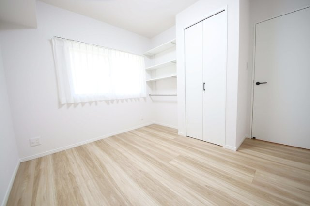 可動棚にはハンガーパイプも付いており、よく着る服をサッと掛けられて便利です