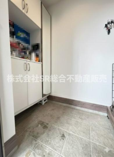 玄関には姿見鏡付きのシューズボックスもございます！