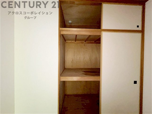押入れは季節の衣類、寝具などを収納できます。伝統的な美しさと実用性が融合し、収納物を保護する調湿・換気効果があります。使い方によっては書類や小物なども効果的に整理でき空間を有効活用できます。　