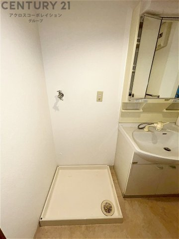 洗濯物の仕分け作業がしやすく、整理整頓が容易になります。洗濯音や湿気を他の部屋に持ち込まず、生活環境を快適に保ちます。上部を活用すれば収納スペースを確保でき洗剤や洗濯用品の整理もしやすくなります。　