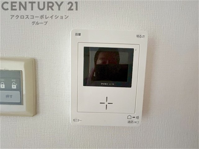訪問者が来たときにテレビ画面で確認できるため、安心してドアを開けられます。録画機能があるものもあり、留守中に来訪者を記録しておくことができます。利便性が高く、セキュリティ面でも安心です。　