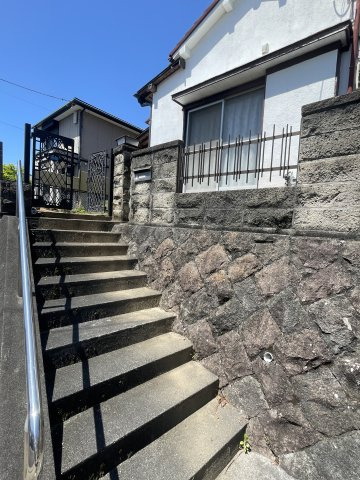 敷地入口に階段を設置。石積みを用いた高台の造りです