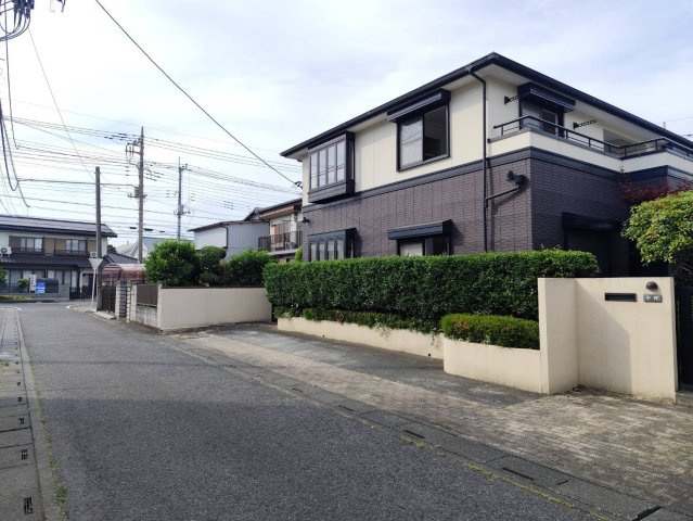 前面道路は落ち着いた交通量で、お車の出し入れやご家族の移動もスムーズで安心です。開放的な街並みで周辺環境にも恵まれた暮らしやすい立地です。