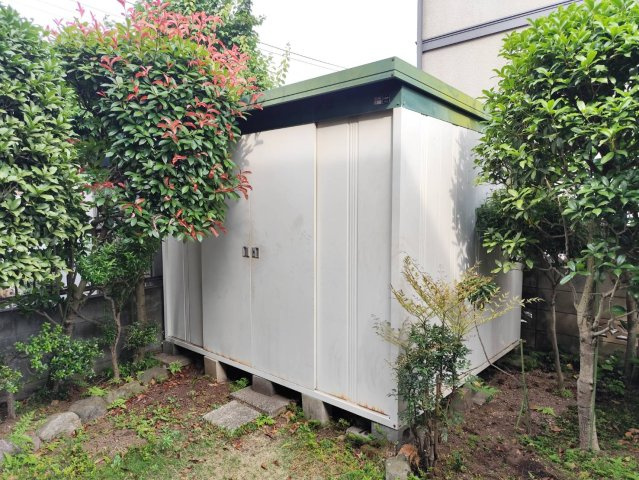 屋外に備えられた便利な物置スペースです。アウトドア用品やカー用品、季節の大型アイテムなどもすっきりと収納でき、敷地内をキレイに保てます。