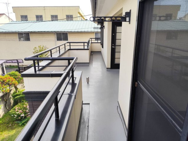 陽当たりが良く風通しの良いバルコニーです。スペースにゆとりがあり、お洗濯物や布団を干す際も快適で毎日の家事を爽やかにサポートします。