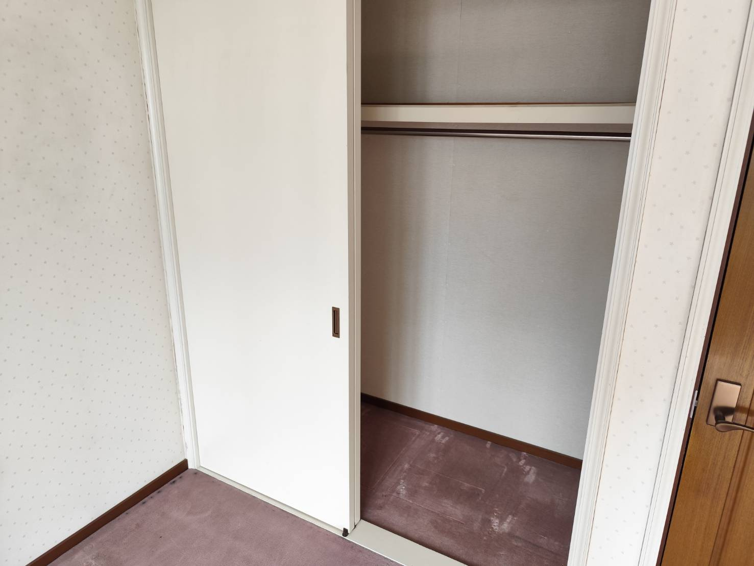 高さがあり収納力に優れた頼もしい収納スペースです。掃除道具やシーズンオフの荷物などもすっきりと収まり、お部屋を広く快適に保てます。