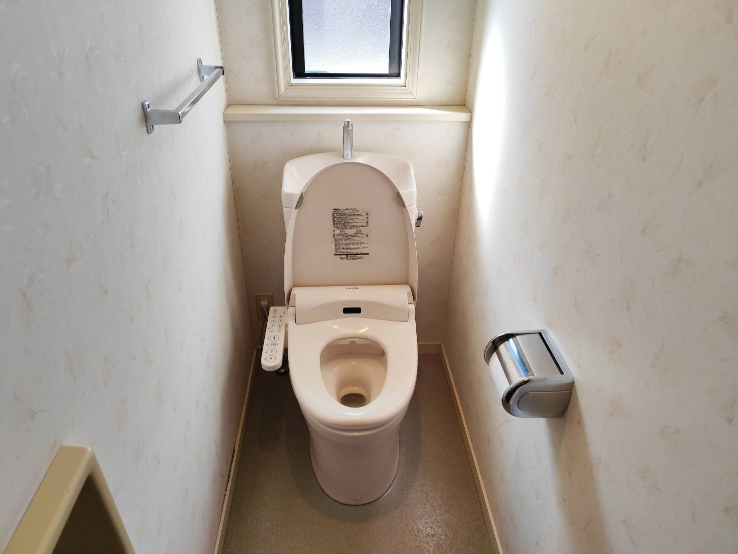 2階に備えられた清潔感のあるトイレです。階移動をせずに利用できるため夜間や忙しい朝も重宝し、ご家族全員が快適に過ごせる便利な設備です。