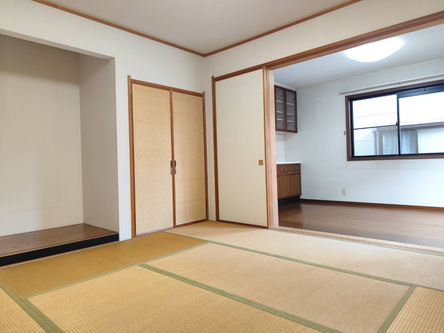 1階に位置する落ち着きのある和室です。畳の香りが心地よく、ご家族のくつろぎの場としてはもちろん、来客時の客間としても重宝する一室です。