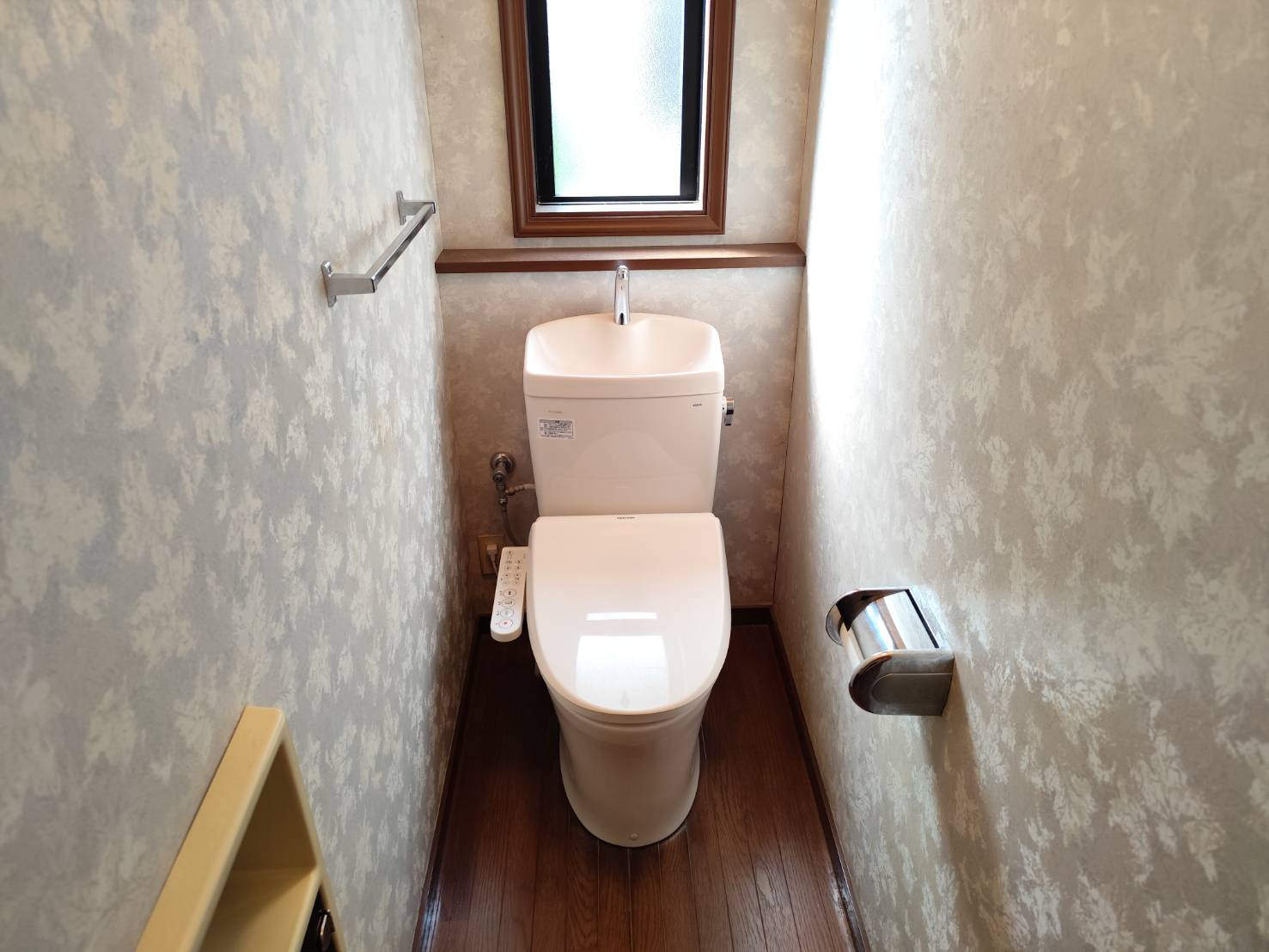 1階に位置する清潔感あふれるトイレです。掃除のしやすい衛生的な設計で手入れもスムーズに行え、毎日快適にご使用いただける空間です。